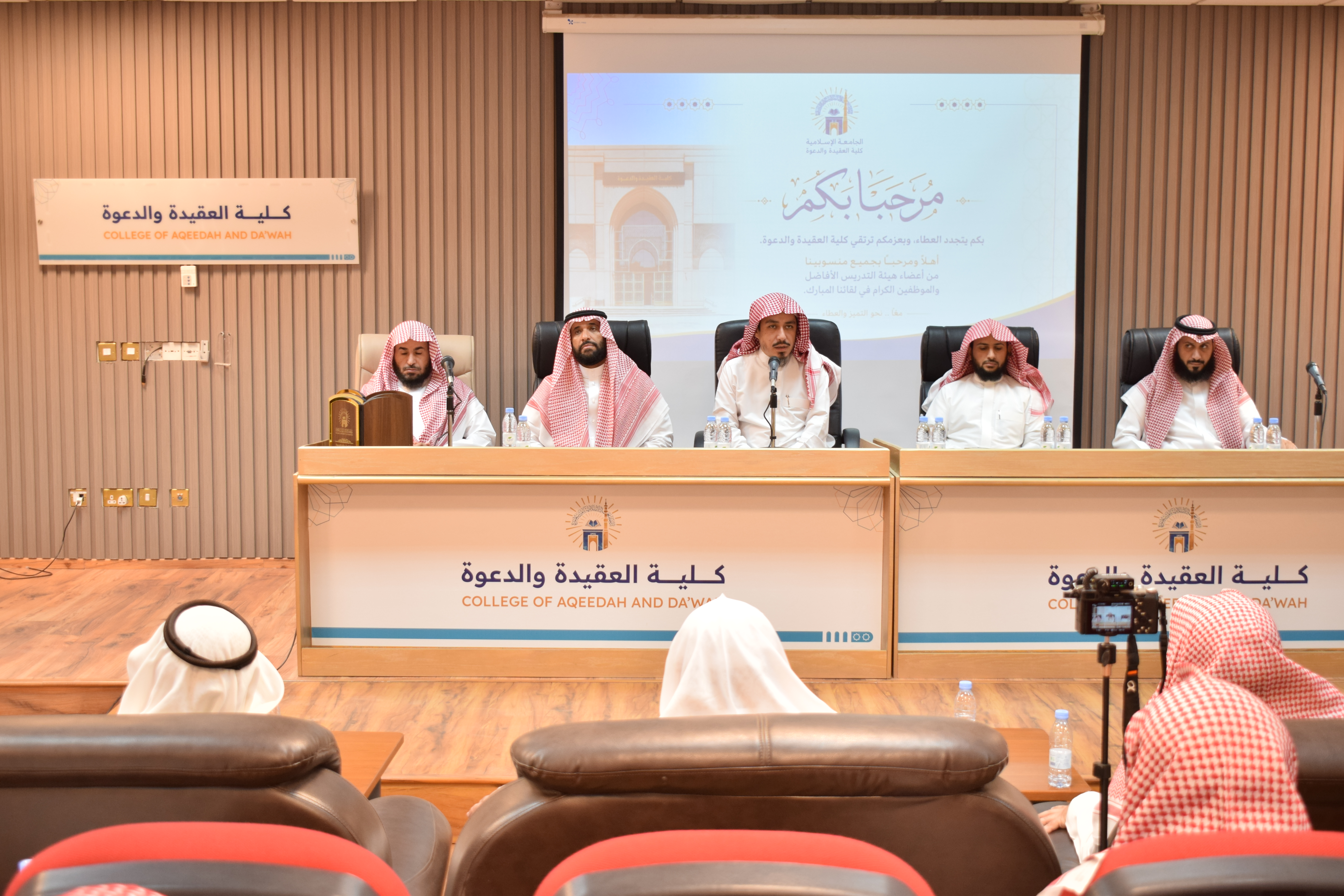 لقاء عميد الكلية مع أعضاء هيئة التدريس والموظفين